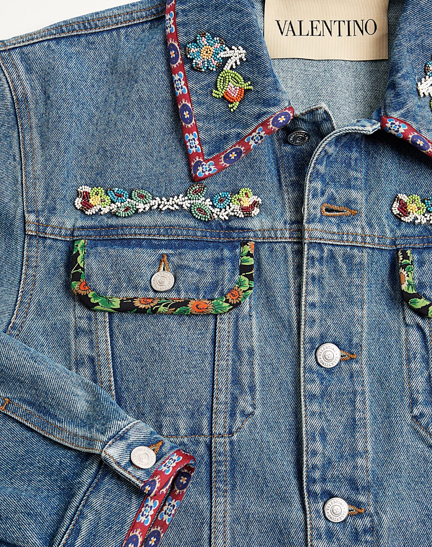 Valentino Garavani veste en jean à broderies
